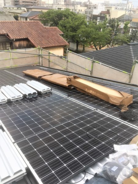 大きな太陽光パネルを設置しました。