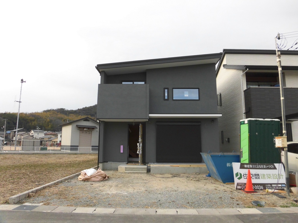 苫編の新築現場　外観のお披露目