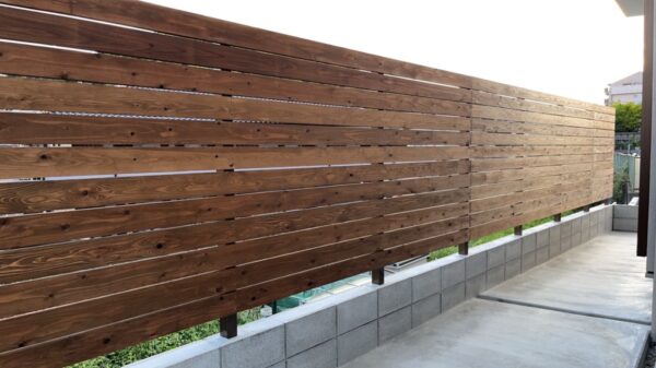 モデルハウスのウッドフェンスが完成