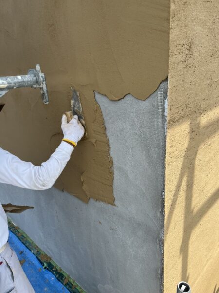 外壁塗り壁の仕上げ作業風景