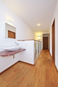 【書斎】と【2階の廊下にある手洗い】施工例