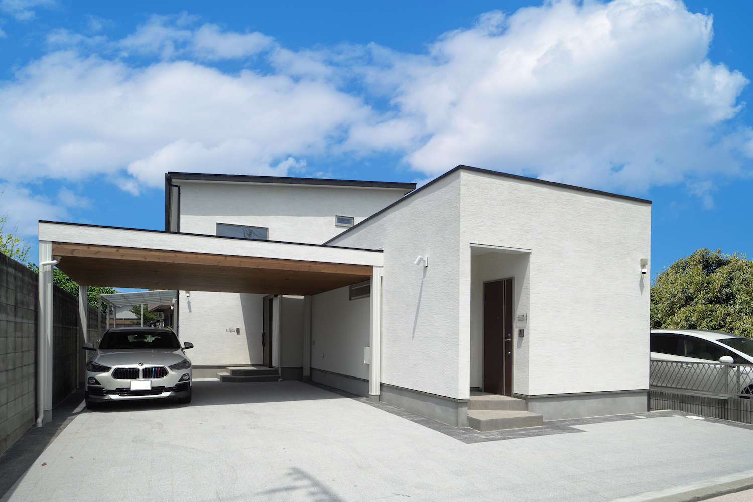 白い塗り壁の事務所併設2wayハウス