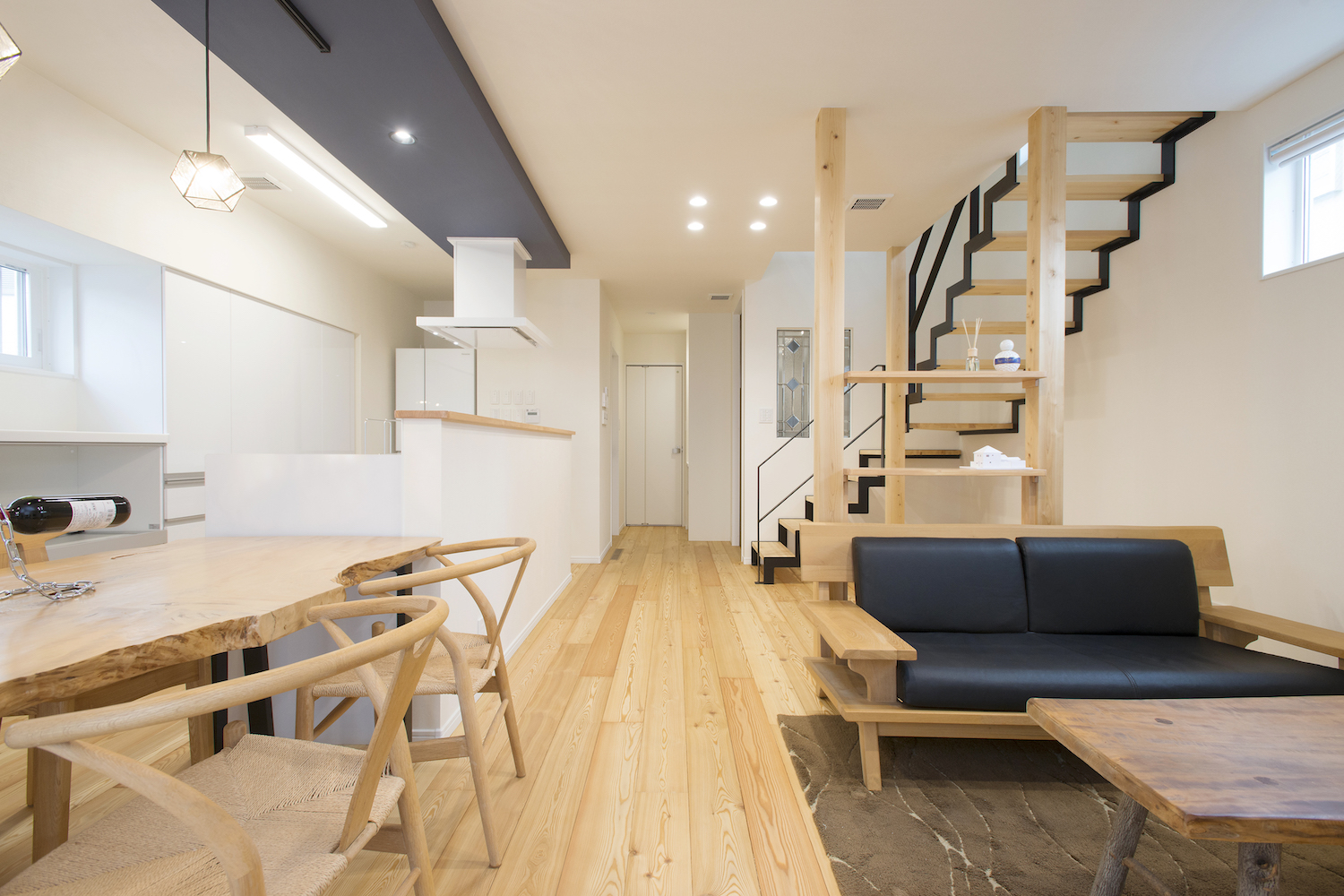 上質な無垢の木が美しい内装の家